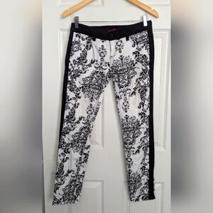 Almost Famous Women's (Size 7) Black and White Patterned Pants